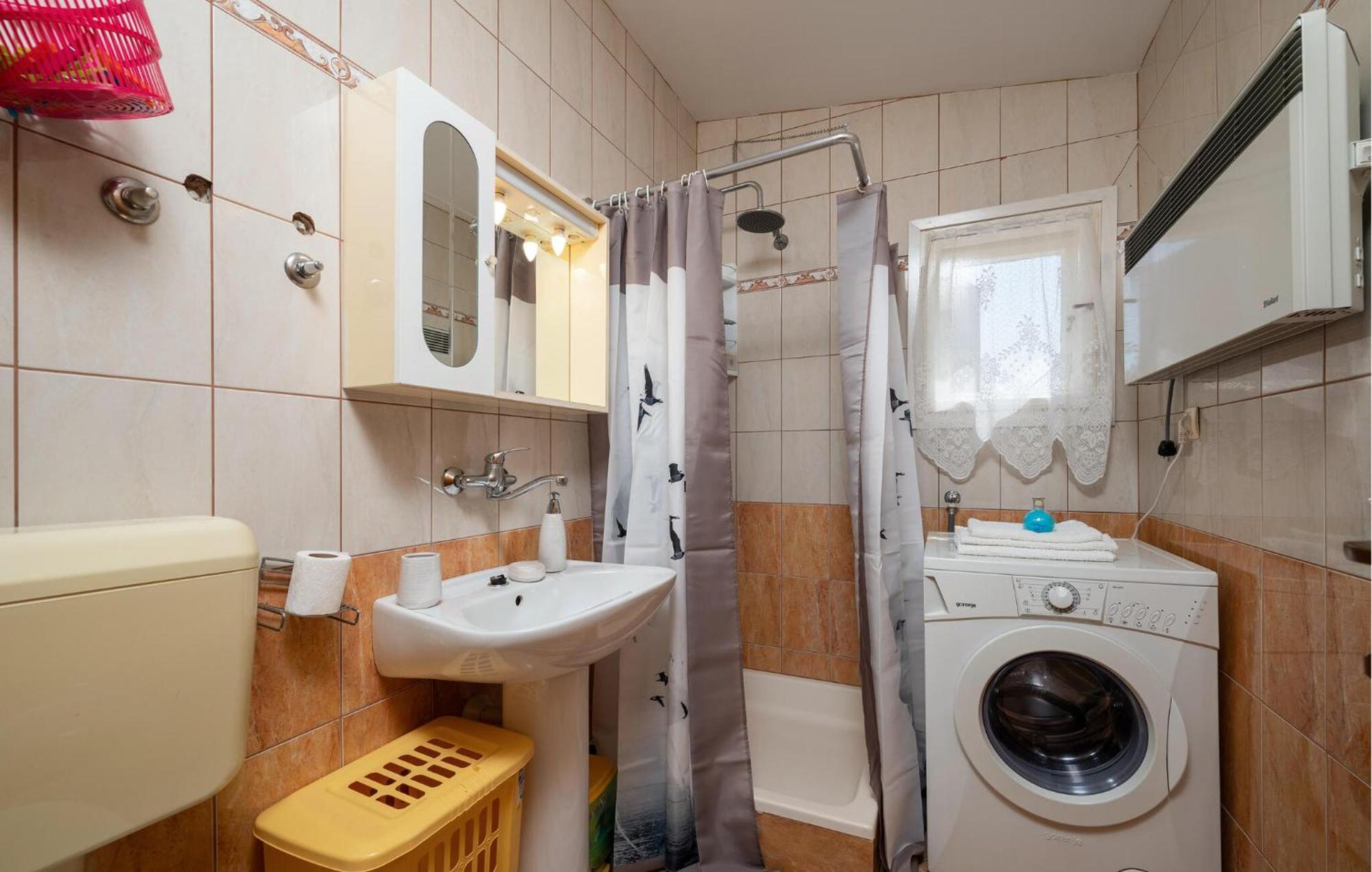 1 Bedroom Beautiful Apartment In Betiga Barbariga Exterior foto